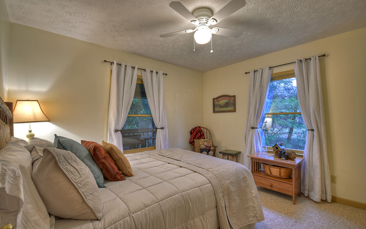 bluebird cabin bedroom 3-1